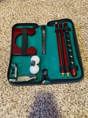 Portable Golf Putter Set, Featuring a Detachable Putter and two golf balls.